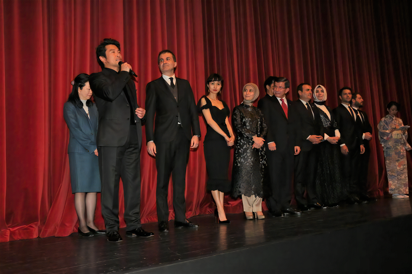 日本・トルコの合作映画『海難1890』の舞台挨拶での通訳（左端が大曽根さん）。