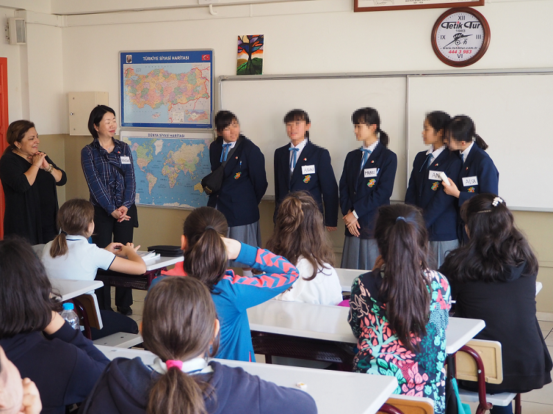 日本の中学生がトルコの学校を訪問する交流事業での引率・通訳を担当した際の様子。