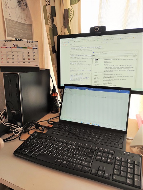 仕事用のデスク。外で作業することもあるので、メインPCはラップトップを使用。