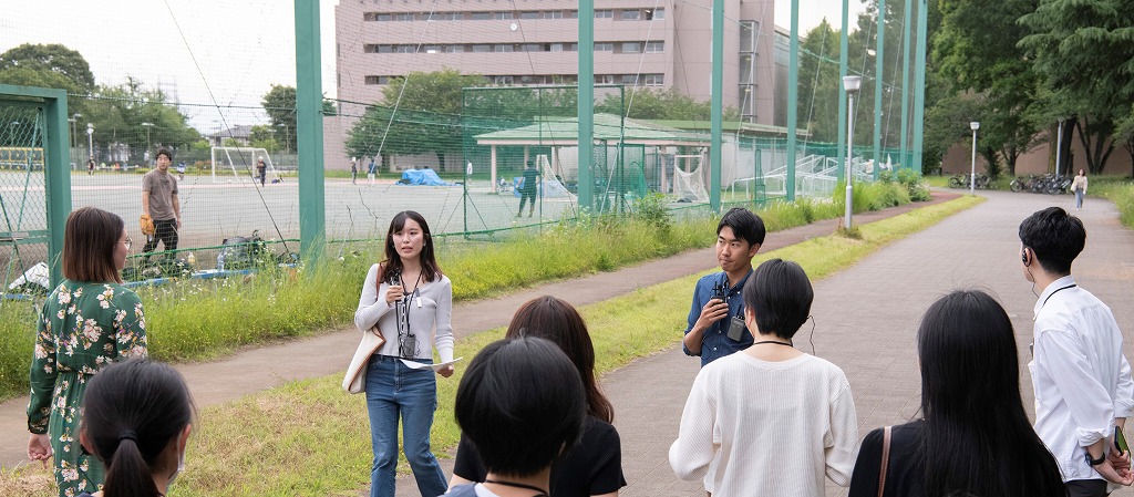 スピーカー（中央左）と通訳者（中央右）。役割を交代しながら学内を案内する。