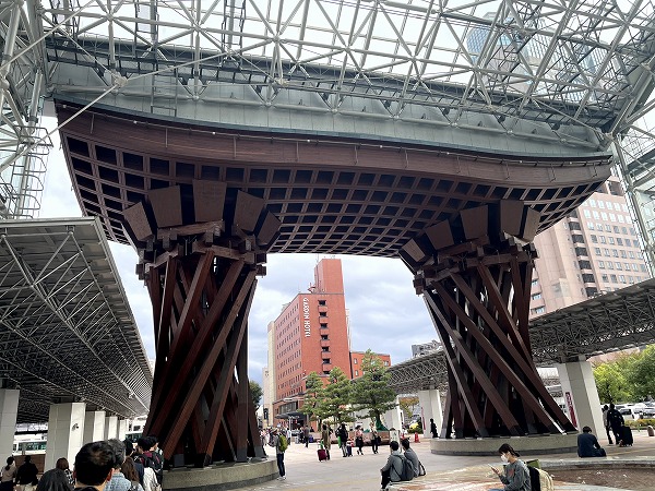 金沢駅の名所「もてなしドーム」