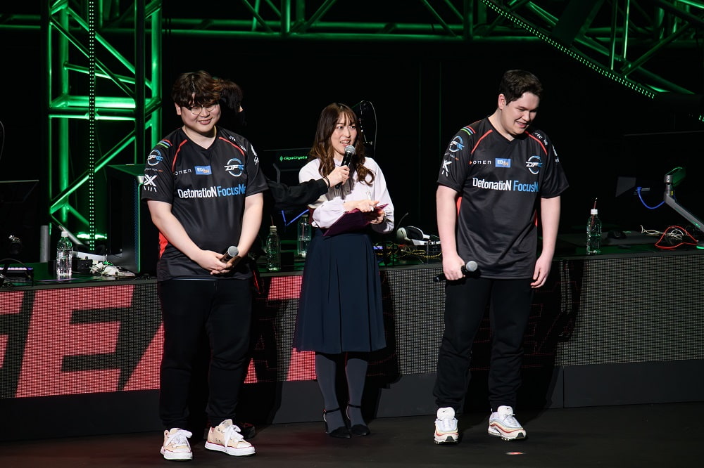 2023年12月2~3日にKアリーナ横浜で開催された「Riot Games ONE 2023」での通訳の様子。