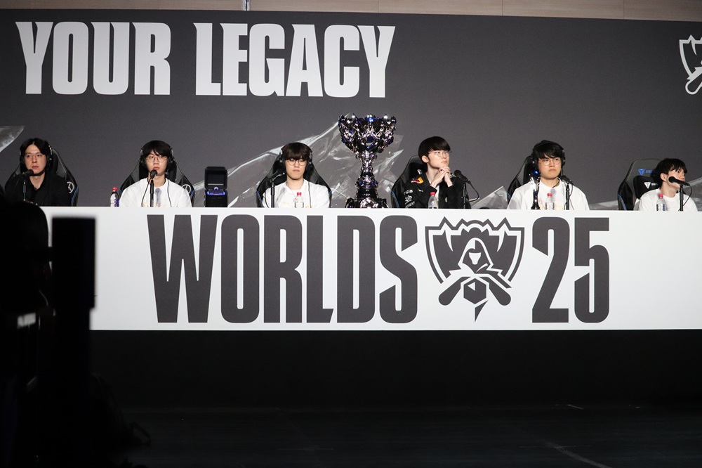 優勝した韓国チーム・T1のメンバーたち